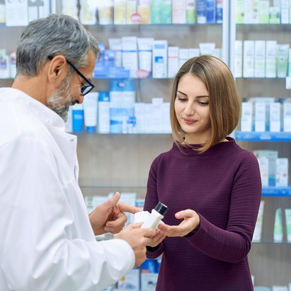 Card - Farmaceutico atendiendo paciente